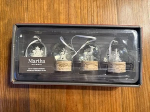 Martha Stewart Adornos de Navidad de madera Juego de cuatro globos de nieve árbol - Imagen 1 de 18