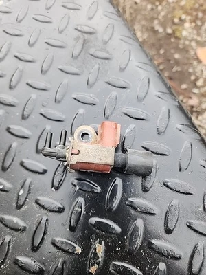 89-95 TOYOTA PICAPE 4RUNNER 22RE VSV VÁLVULA INTERRUPTOR DE VÁCUO FABRICANTE DE EQUIPAMENTO ORIGINAL 90910-12084 - Imagem 1 de 2