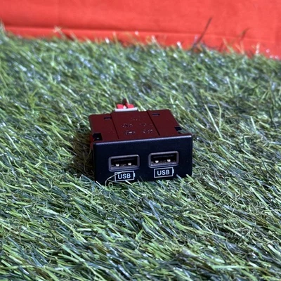 2014-2021 Jeep Grand Cherokee plugue de porta USB dupla 68145567AA - Imagem 1 de 4