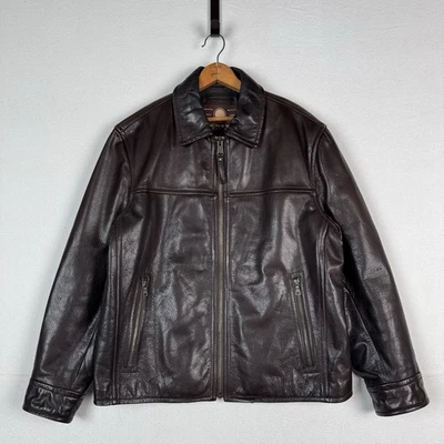 Jaqueta Bombardeiro Marc New York Masculina Grande 100% Couro Marrom Escuro Macia P2P: 24” - Imagem 1 de 4