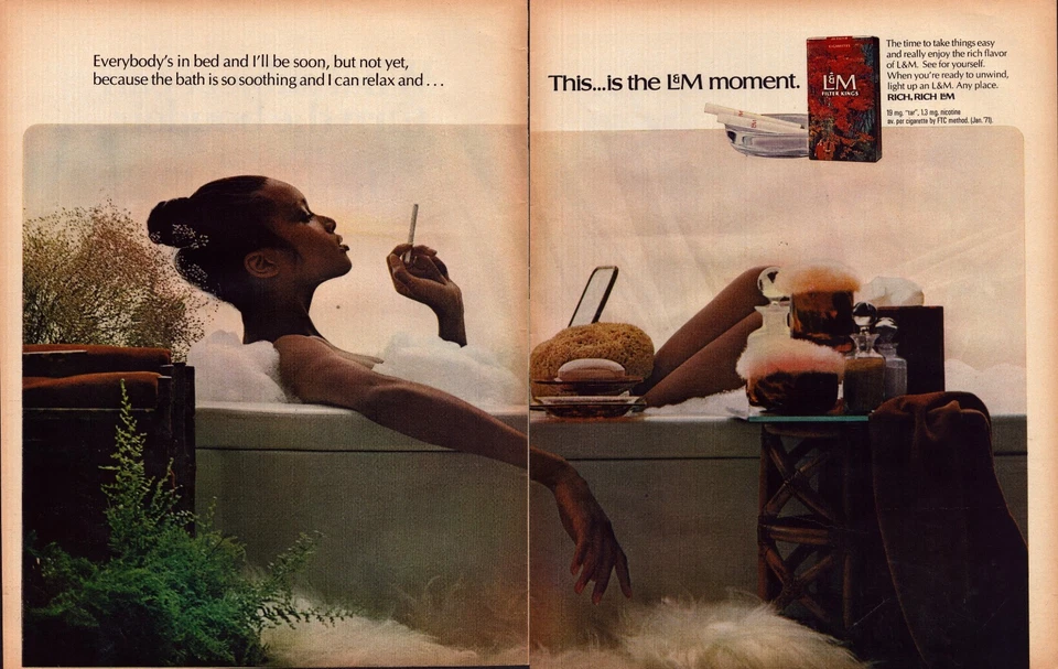 L&M Cigarettes 1971 anuncio impreso de dos páginas mujer en bañera relajante Foto 1 de 1