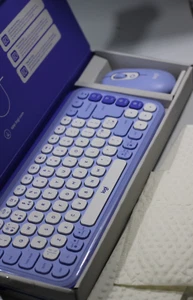 LOGITECH Pop Icon Combo Lilac Wireless Keyboard & Mouse Set Neu in OVP inkl MwSt - Bild 1 von 4