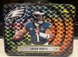 JALEN HURTS EAGLES LUNCH BOX 2025 Panini Revolution Jalen Hurts Lunch Box NUOVO - Foto 1 di 7