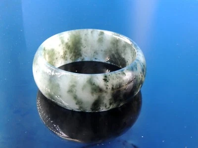 Águila ancha de jade natural (jade cuarcita) verde y blanco Guilin Jixue Foto 1 de 4