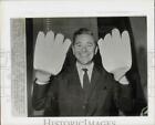 1965 Photo de presse Tom Creighton, gouverneur du Texas pour une journée, montre des gants de travail.