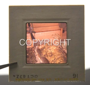 1972 VIETNAM KRIEGSZEIT MILITÄR ORIGINAL FARB 35MM DIA #3 SOLDAT AUF KINDERBETT - Bild 1 von 2