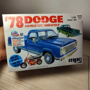 MPC '78 DODGE D100 MODELO PLÁSTICO PICK-UP TRUCK KIT ESCALA 1/25 habilidad 2 MPC901 NUEVO - Imagen 1 de 4