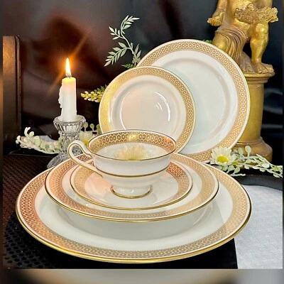 Spode HoneyComb Gold Rimmed Dinner Set - Plates, Bowl, Tea Cup- 6 Piece Set - Image 1 of 4