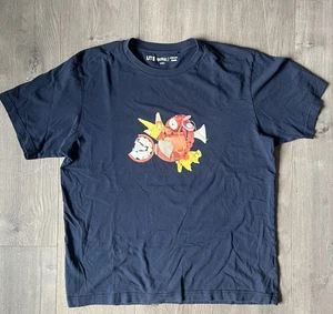 Uniqlo Shirt Herren Medium Blau Pokemon Magikarp UT Magma Artist Tee 2022 Baumwolle - Bild 1 von 3