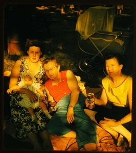 Family Grain Belt Bee r- 1950s Stereo Realist 3D Slide #1539 - Picture 1 of 3