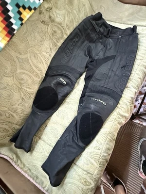Pantalones de moto cortech latigo de cuero negro para hombre pequeños Foto 1 de 4