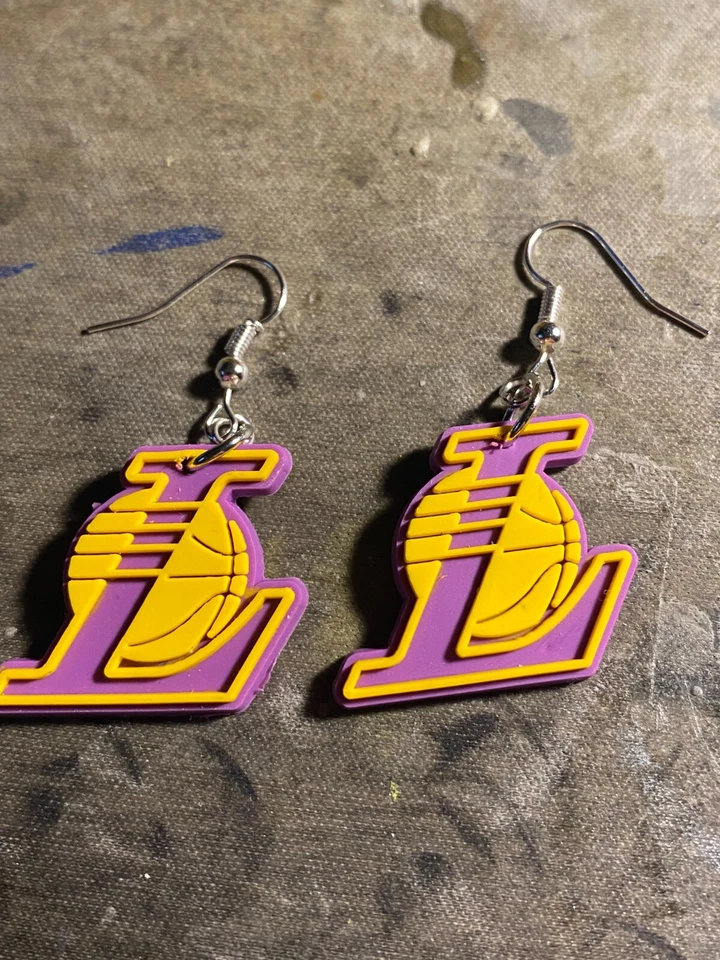 Pendientes colgantes con dije de zapato hechos a mano de Los Angeles Lakers Foto 1 de 1