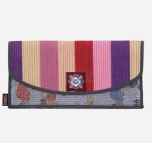Traditional quilted wallet with embroidered Korean pattern design - Picture 1 of 5