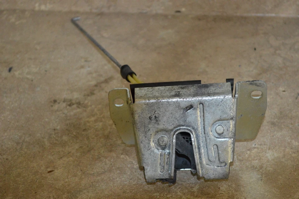 98-03 MERCEDES BENZ ML320 ML430  REAR HATCH GATE LOCK LATCH - Image 1 of 1