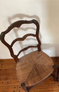Antique French Provincial style with carved leaves and rush seat - Picture 1 of 6
