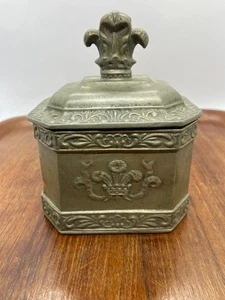 Guardián del tabaco de peltre/plomo del siglo XIX - Tapa de flor de lis - Antiguo ornamentado - Imagen 1 de 10