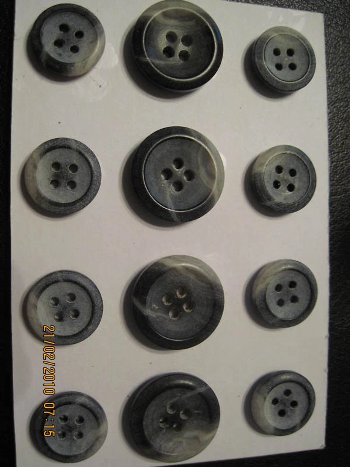 JUEGO DE BOTONES ITALIANOS DE DISEÑO 4 AGUJEROS Abrigo Efecto Cuerno E2 Verde Opaco 24/32 12 P Foto 1 de 1