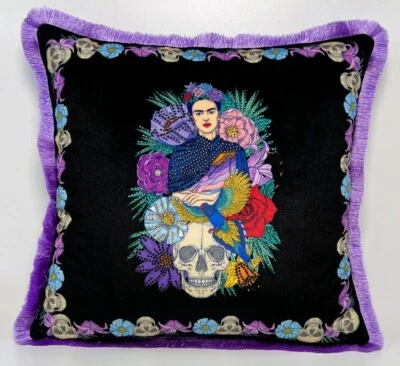 Frida Kahlo by Casa Padrino Luxus Deko Kissen mit Strass Steinen Schwarz / Lila - Bild 1 von 3