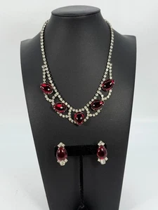 Set orecchini vintage cabochon rossi strass collana e clip tono argento MCM Estate - Foto 1 di 10