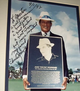 Chi Chi Rodriguez beschriftetes Passepartoutfoto an Ken Morton 1992 Hall of Fame - Bild 1 von 3