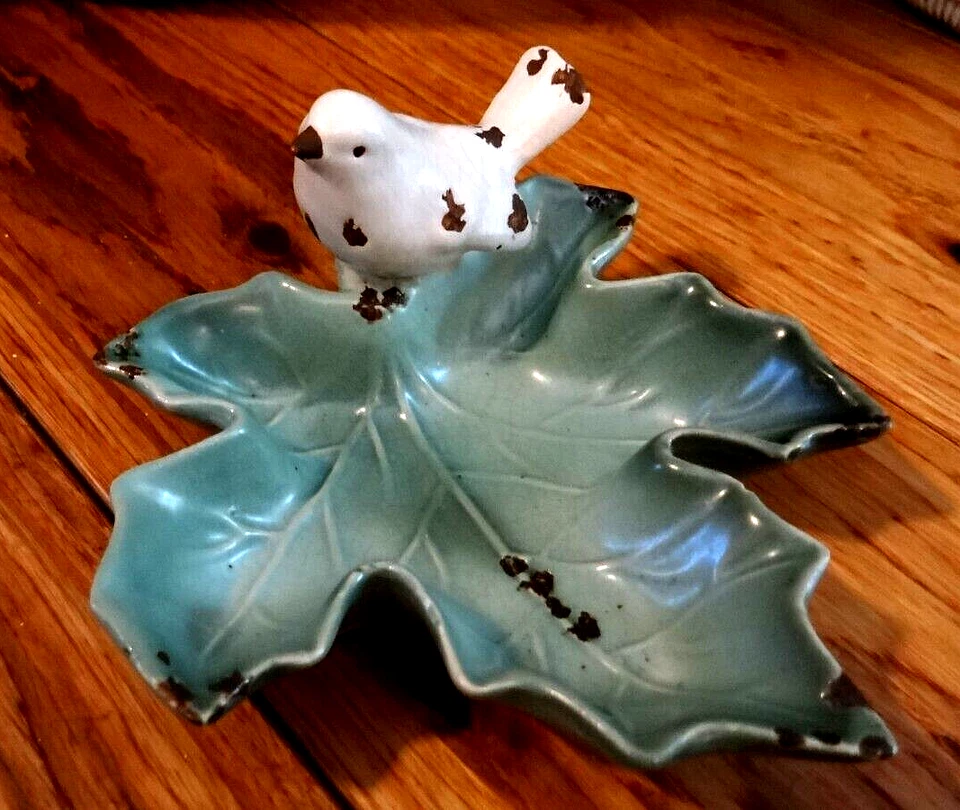 Plato de cerámica pequeño Bird On A Leaf colecciones de tili de Creative Co-Op Foto 1 de 4