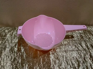 New Big Tupperware Colander/Strainer 2Q beautiful Bright Pink Color - Picture 1 of 6