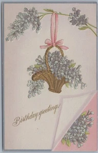 Felicitaciones de cumpleaños, lilas en relieve en cesta, postal c1908 - Imagen 1 de 2