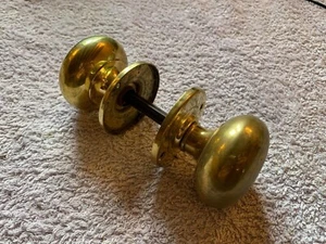 Pair of Reclaimed Antique Brass Georgian Door Knobs Handles Furniture (EBZ252) - Picture 1 of 4