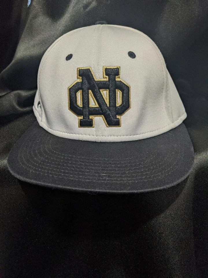 GORRA DE BÉISBOL UNIVERSIDAD DE NOTRE DAME Talla 7 1/4-7 3/8 o Grande Blanca y Negra Foto 1 de 4