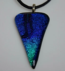 Hecho en EE. UU. Colgante de Vidrio Dicroico Fundido con Collar de Cuero Suave de 18" P35 - Imagen 1 de 4