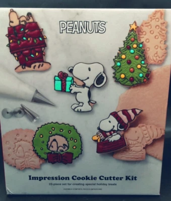 Williams Sonoma 23 piezas Peanuts Snoopy Navidad Impresión Kit Cortador de Galletas Set Foto 1 de 4