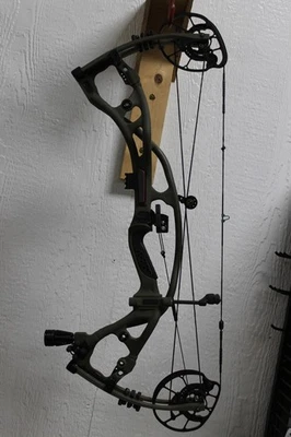 Hoyt RedWRX RX5 - RH - 70# - 28.5" - Wilderness Green - Hamskea Rest - UV Grip - Image 1 of 4