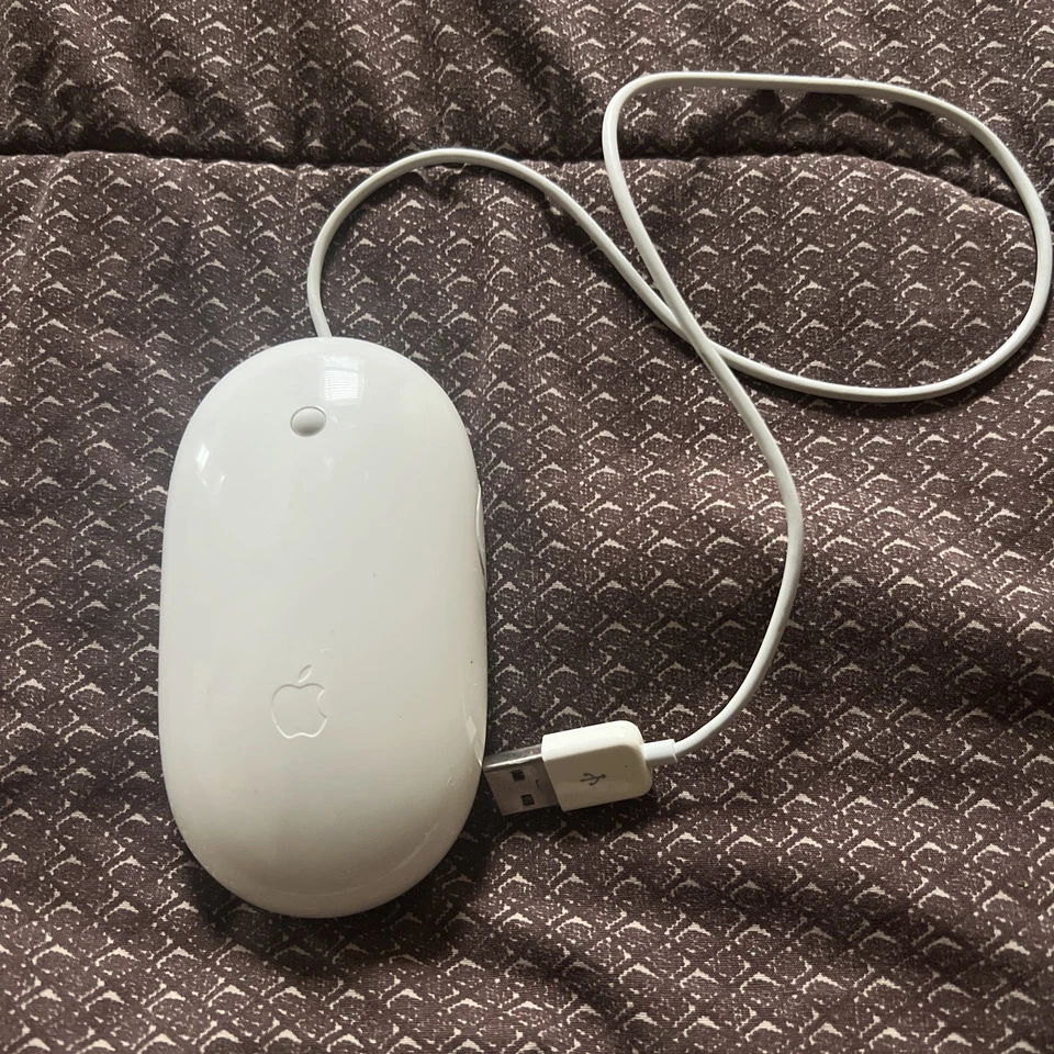 Apple A1152 USB Wired White Optical Mouse with 2 Side Buttons - Image 1 of 2