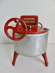 JOUET ANCIEN MACHINE À LAVER/LESSIVEUSE EN ALU ET FONTE AVEC ESSOREUR VINTAGE - Picture 1 of 10