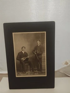 Hombres tocando mandolina y violín CDV foto original de la década de 1890 era Mogensen Racine WI - Imagen 1 de 4