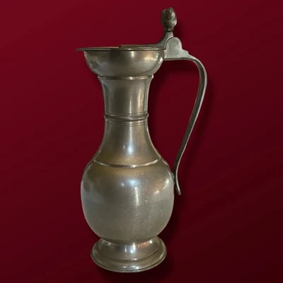 Pichet ancien en étain – décor sobre – avec couvercle à poucier sculpté – 29 cm - Photo 1/3