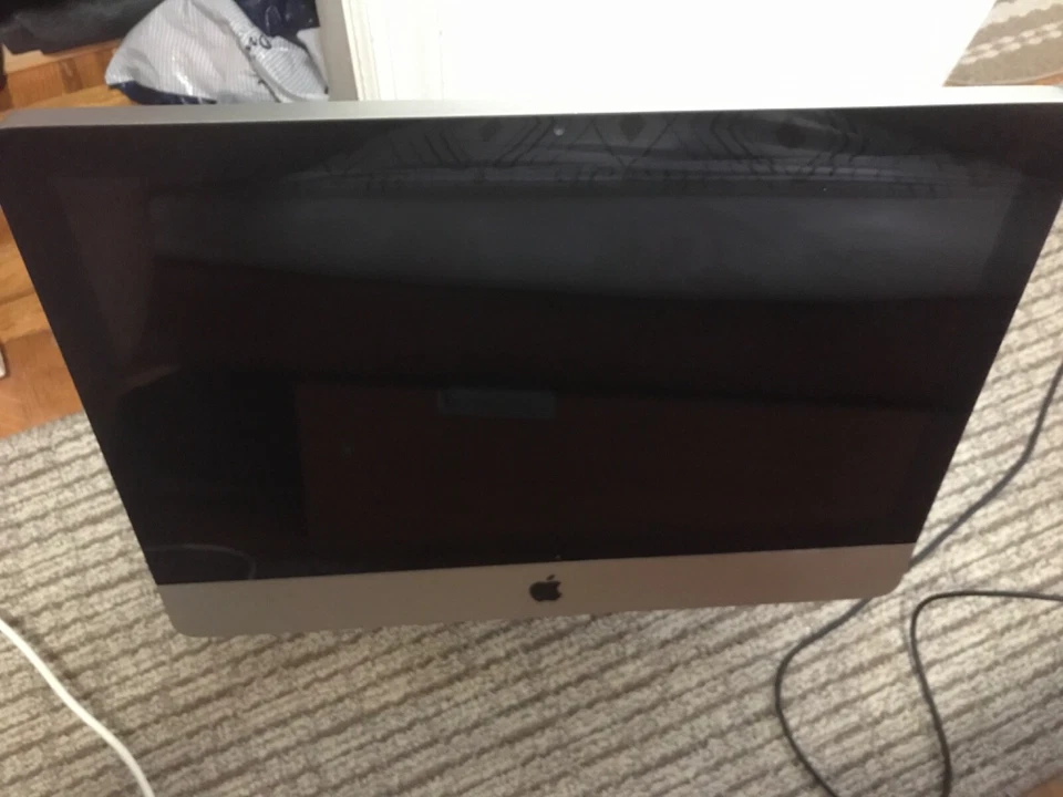 Apple iMac 21.5" Mid-2011 i5-2400S 2.5GHz 12 GB  500 GB A1311 Read Description - Image 1 of 4