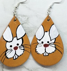 Hand Painted White Bunny Leather Teardrop Shaped Earrings - Bild 1 von 4