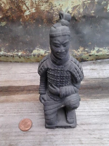 1 kniende Figur, Krieger, chinesisch, Terracotta , Höhe 12,5 cm - Bild 1 von 5