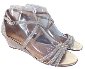 Sandali Badgley Mischka con cinturino argento scintillante zeppa glamour americano taglia 8,5 - Foto 1 di 14