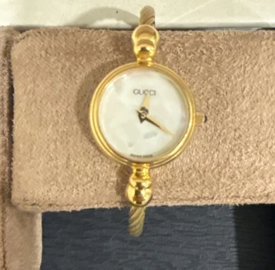 Gucci 2700.2.L 20mm shell Dial Gold Bangle Quartz Women's Watch - Image 1 of 4