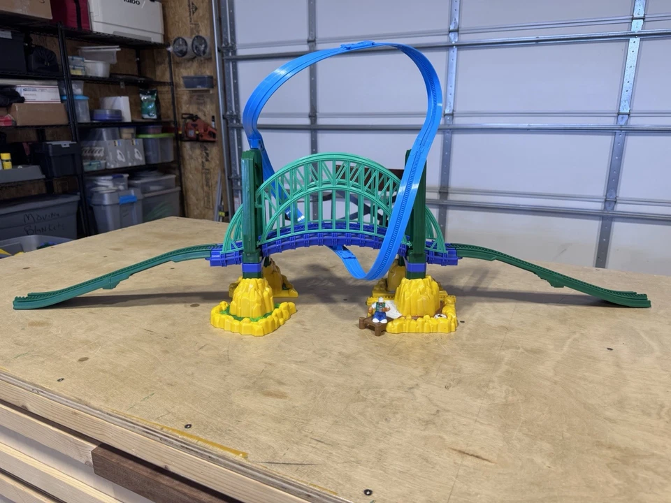 Набор мостов GeoTrax Fly By с рабочим контроллером радиоуправляемого самолета минифигурками и треком - Изображение 1 из 4