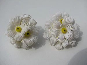 VTG.SIGNED W.GERMANY WHITE PLASTIC PETAL FLOWER YELLOW GLASS BEADS CLIP EARRINGS - Picture 1 of 4
