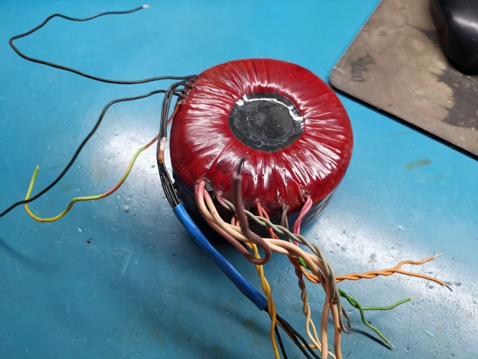 Toroidal Transformer 240v In  27.5v , 19.2v , 8.3v , 22.1v , 18v , 7v - 0 - 7v - Image 1 of 4