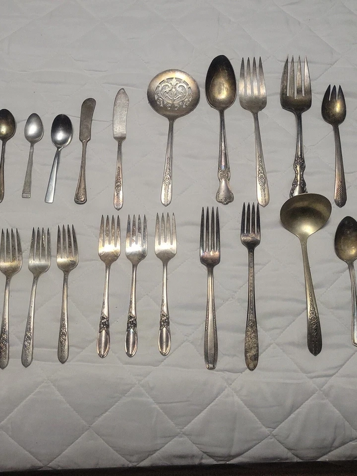 Lote de 32 piezas cucharas, tenedores, cuchillos cubiertos para servir plateados vintage Foto 1 de 4