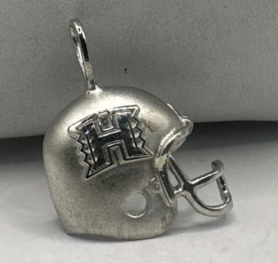 Colgante de casco de fútbol americano de plata esterlina de guerreros arco iris de la Universidad de Hawaii  Foto 1 de 2