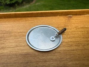Miniatura para casa de muñecas ~ Juego de bandeja y cortador de pizza de metal hecho a mano vintage artesanal T&E - Imagen 1 de 6