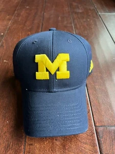 Cappello calcio ADIDAS Michigan Wolverines blu unisex berretto regolabile nuovo con etichetta - Foto 1 di 5