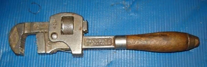 Chiave a tubo Stillson 8 pollici originale vintage. Walworth Mfg. Co., Boston. Manico in legno. - Foto 1 di 8