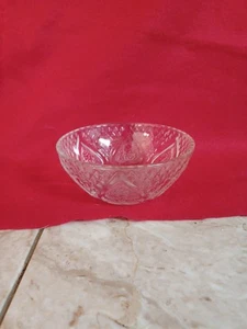 Vintage Bonboniere aus geschliffenem Glas mit floralem Herzmuster - Bild 1 von 3